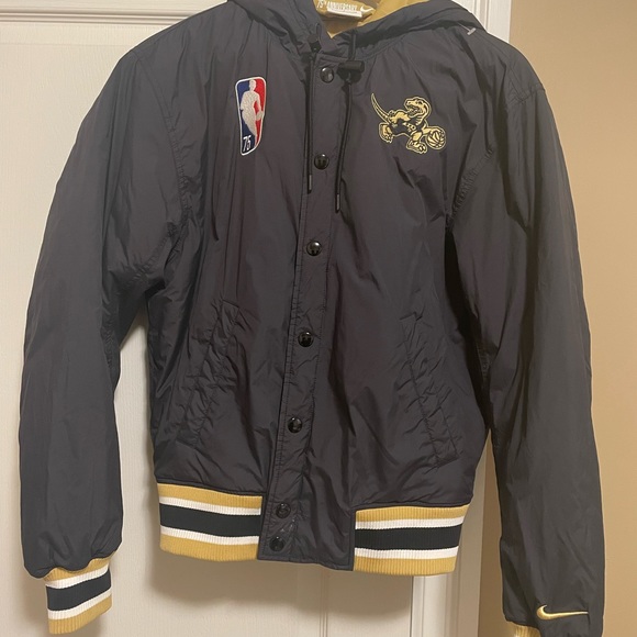 Toronto Raptors Nike Black/Gold City Edition Courtside Bomber Jacket Mens Small - Picture 2 of 5